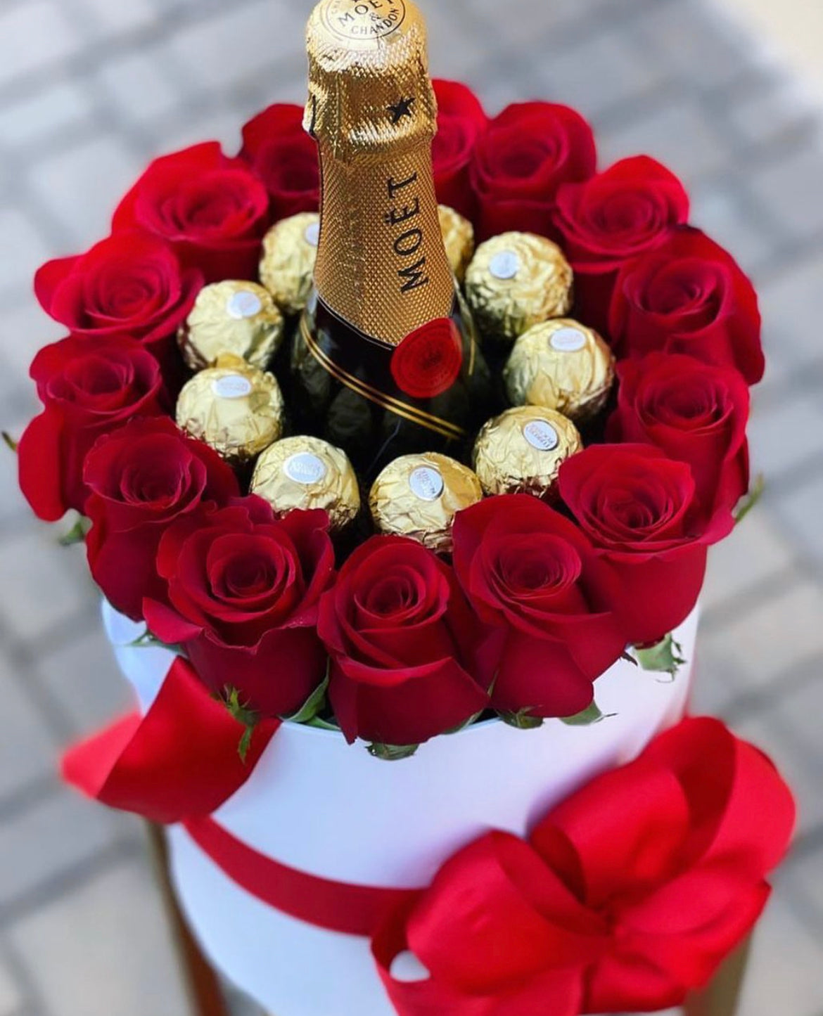 Red Moet - Fresh Roses